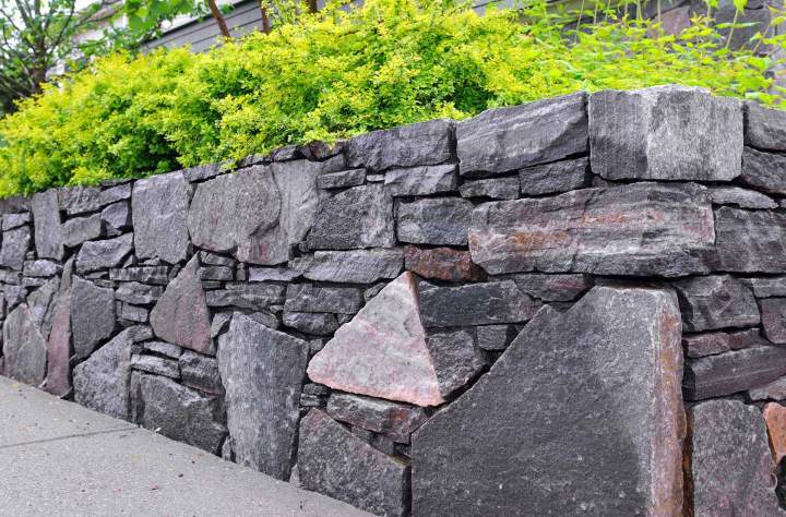stone retaining wall Estrie